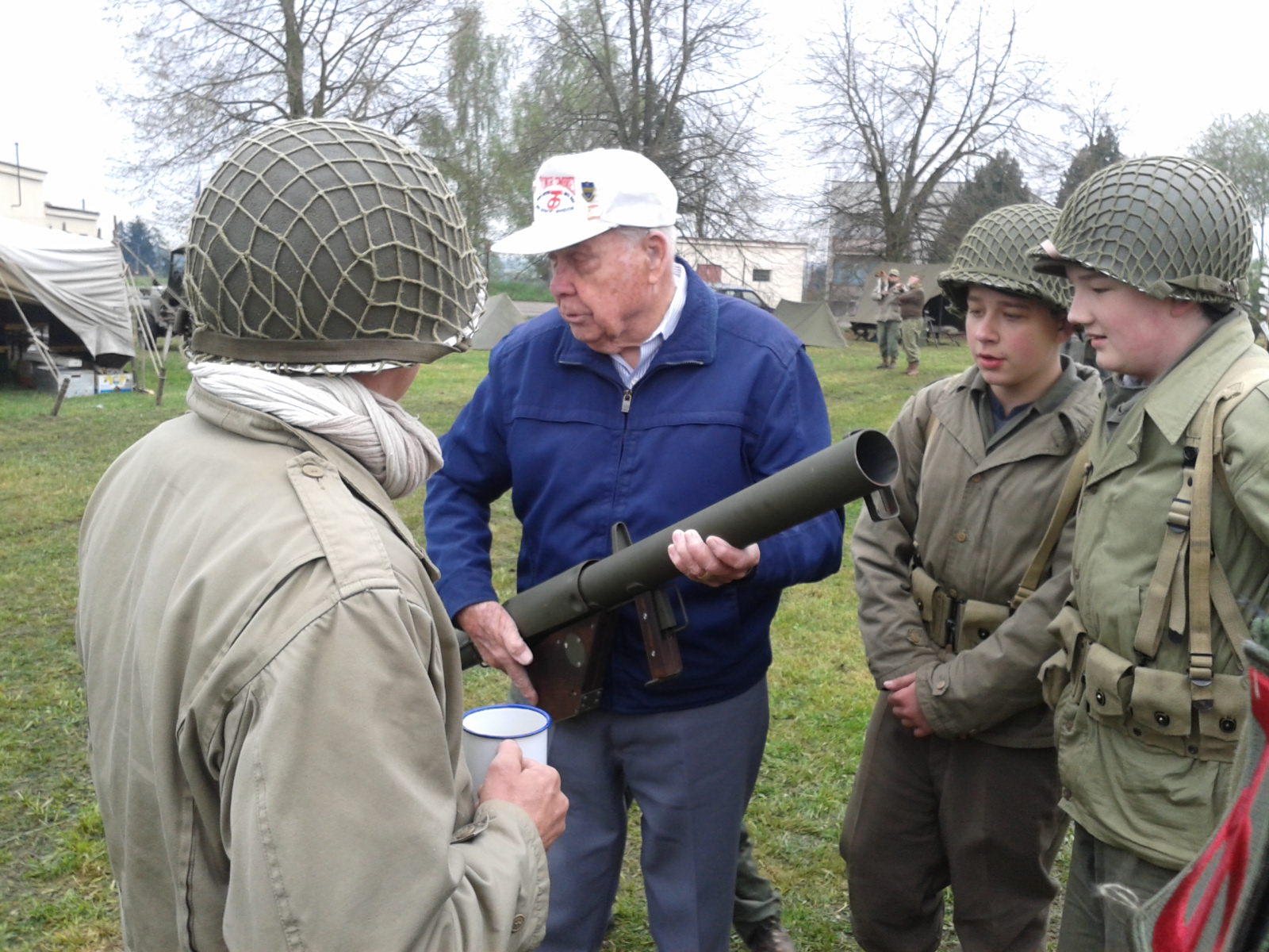 20150501_Plzeň 2015_5_návštěva veterána Vernona v táboře (1)