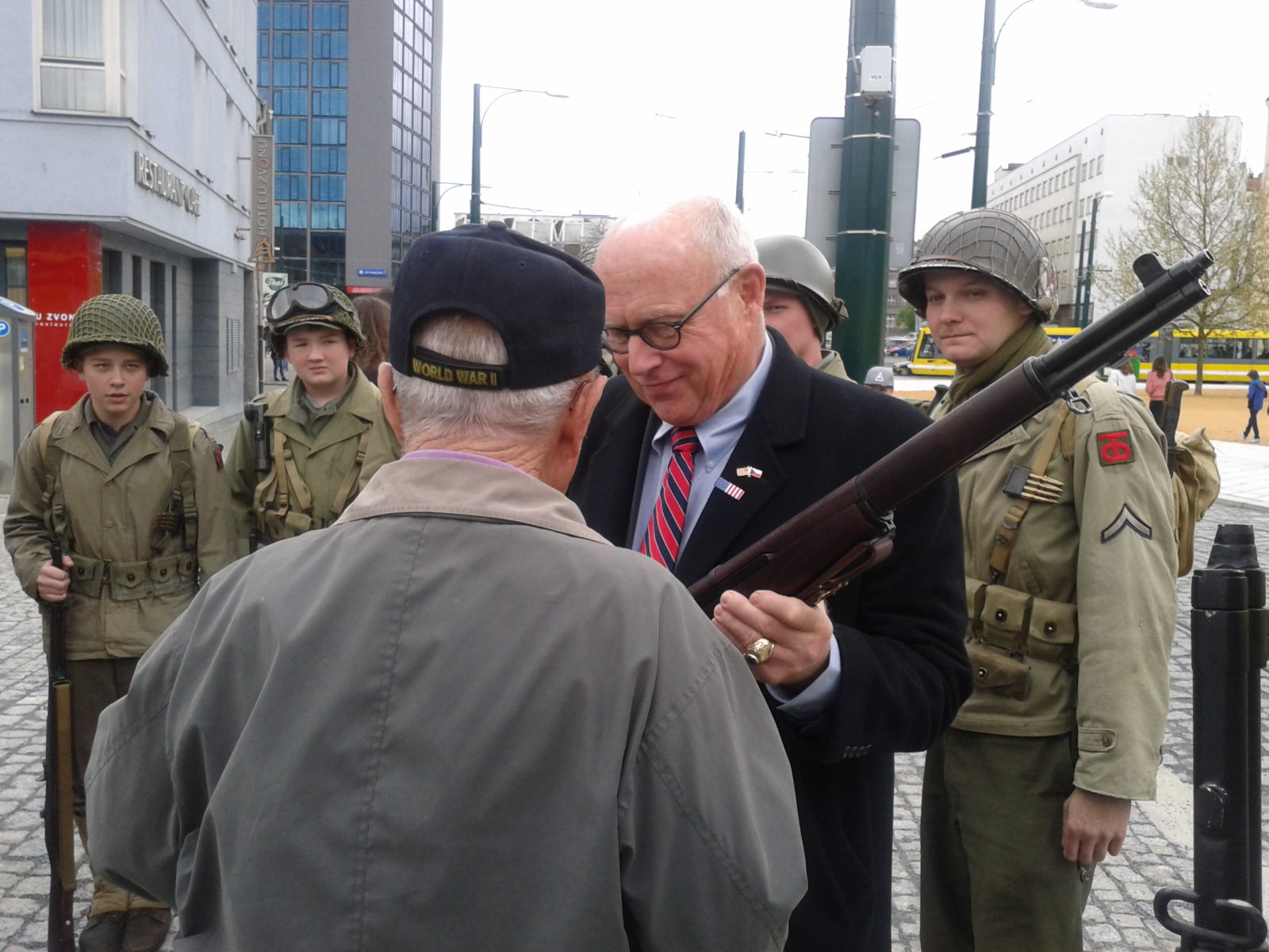 20150501_Plzeň 2015_6_příjezd veteránů do Plzně (5)_vnuk gen.Pattona s námi